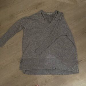Women’s size medium, gray long sleeve sweater good condition